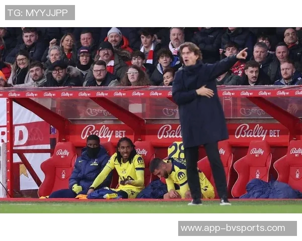 弗兰克谈斯彭斯被换下后的情绪表达对球队失利感到非常失望 弗兰克谈斯彭斯被换下后的情绪表达对球队失利感到非常失望