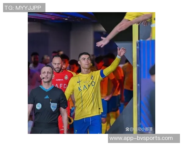 C罗训练中展现灿烂笑容期待新赛季精彩表现和更多进球挑战