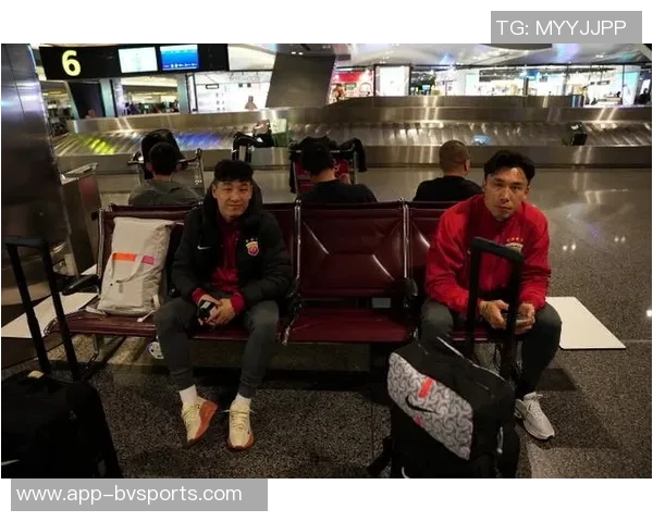 上海海港队昨晚重新集结开启为期三周的海外冬训拉练新征程 上海海港队昨晚重新集结开启为期三周的海外冬训拉练新征程